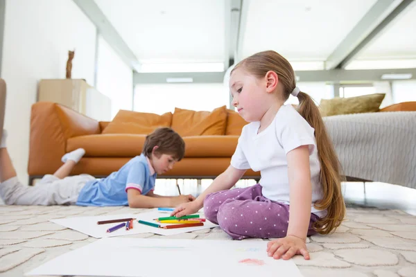 Petit Garçon Fille Dessinant Avec Des Crayons Couleur Sur Sol — Photo