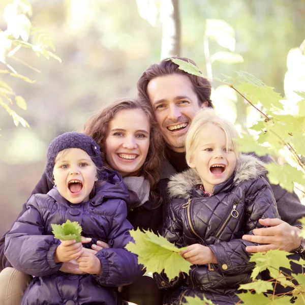 Famille Heureuse Parents Deux Enfants Posant Dans Forêt Automne — Photo