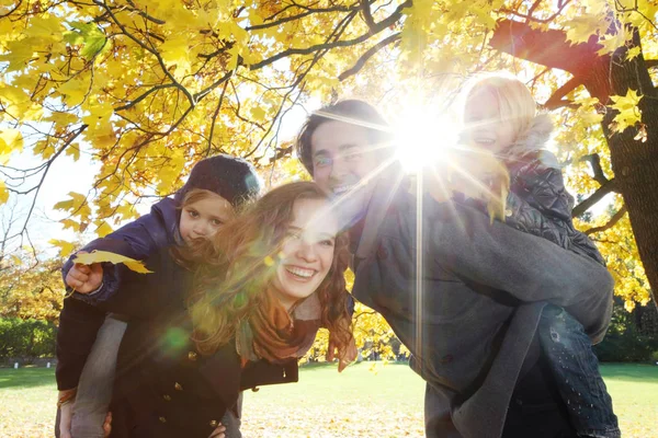 Родители Дети Веселятся Желтом Осеннем Парке — стоковое фото
