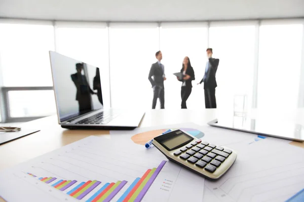 Affärsmän Office Med Bord Med Laptop Och Ekonomiska Dokument Med — Stockfoto