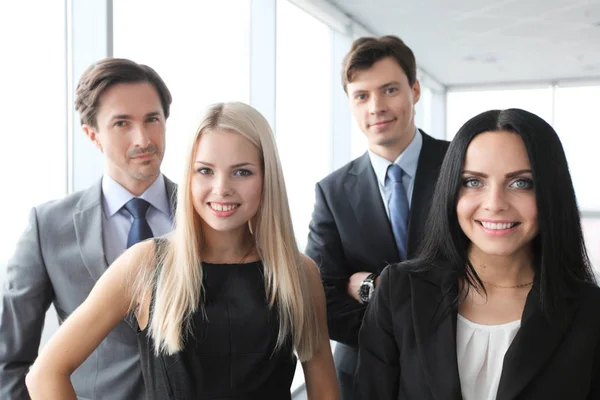 Bonne Équipe Affaires Collègues Dans Bureau — Photo