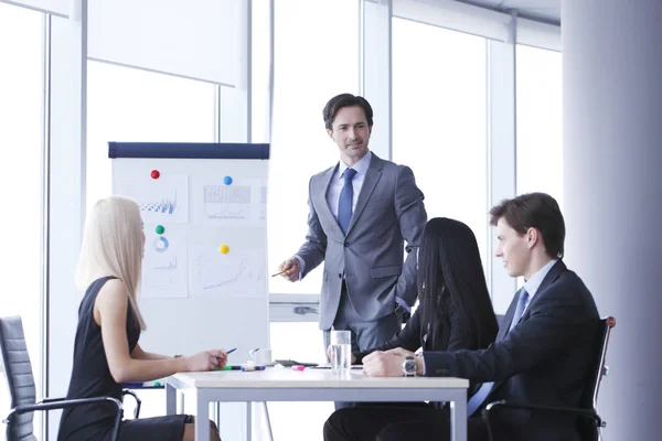 Lavoratori Riunione Affari Guardando Presentazione Relazioni Finanziarie Ufficio Moderno — Foto Stock