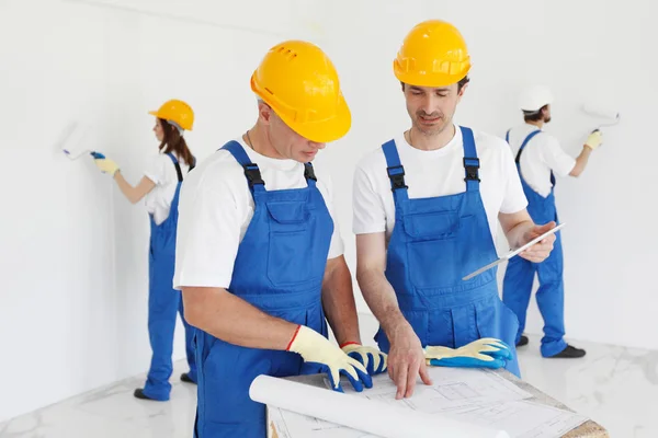 Trabajadores Discuten Proyecto Renovación Utilizando Tableta Digital — Foto de Stock