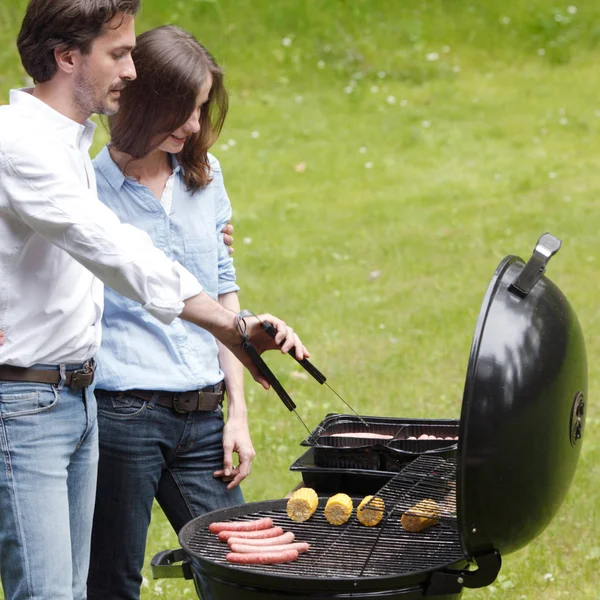 Happy Couple Cooking Food Barbecue — Stock Photo, Image