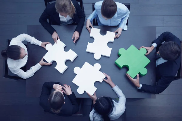 Yapboz, takım desteği ve konsept oluşturan bir grup iş adamı