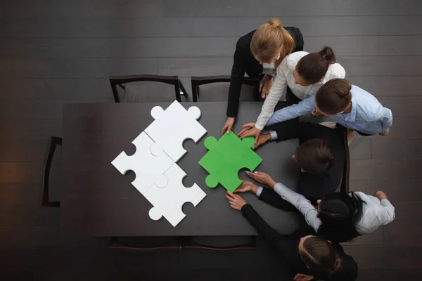 Yapboz, takım desteği ve konsept oluşturan bir grup iş adamı