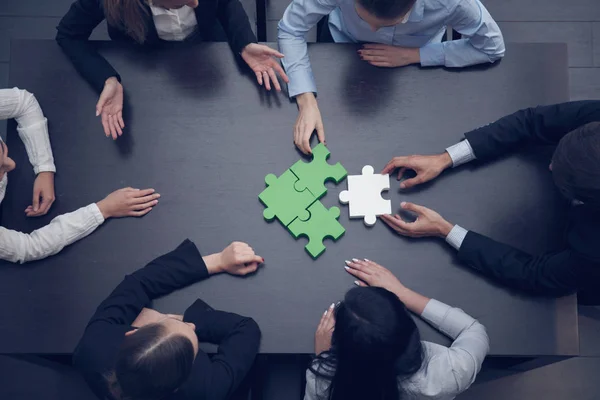 Zakenmensen Die Legpuzzels Teamondersteuning Hulpconcept Elkaar Zetten — Stockfoto