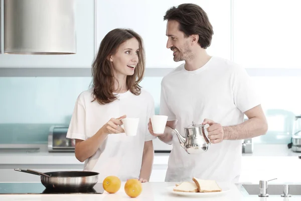 Happy Couple Cooking Breakfast Together Kitchen — Stock Photo, Image