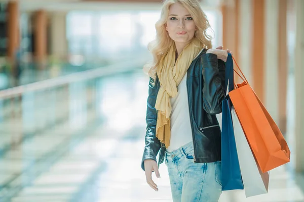 Vente Les Gens Femme Souriante Avec Des Sacs Provisions Colorés — Photo