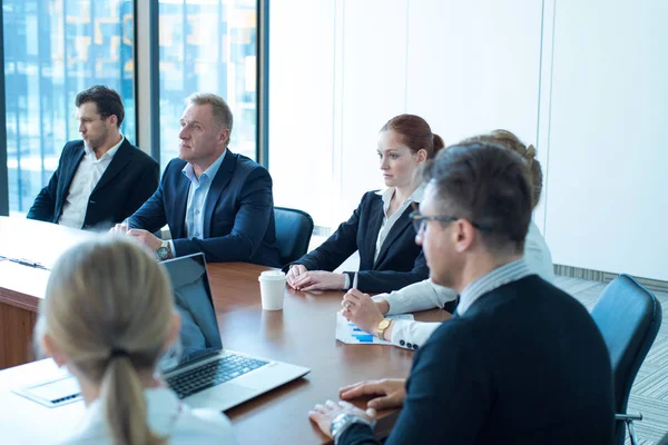 Imagem Parceiros Negócios Discutindo Documentos Ideias Reunião — Fotografia de Stock