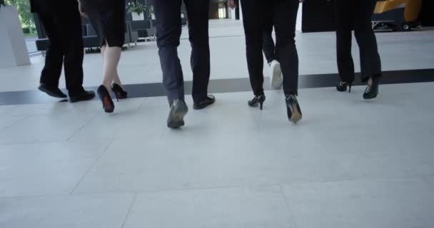 走在现代化的办公大楼大厅的商务人士 — 图库视频影像