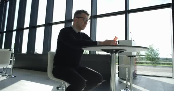 Zralý Muž Sedí Kavárně Moderní Kancelářské Budovy Pomocí Telefonu — Stock video