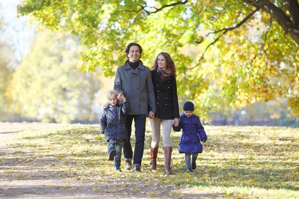 Keluarga Bahagia Dengan Dua Anak Berjalan Taman Musim Gugur Yang — Stok Foto