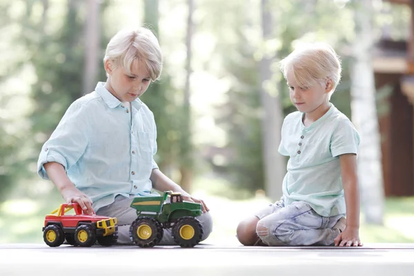 Hermanos Pequeños Jugando Con Coches Juguete Aire Libre —  Fotos de Stock