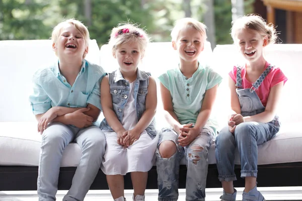 Groep Gelukkige Lachende Kinderen Buiten — Stockfoto