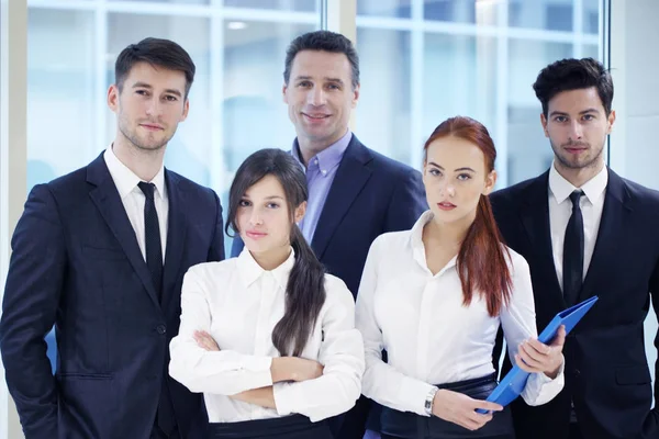 Portrait Une Équipe Hommes Femmes Affaires Intérieur — Photo