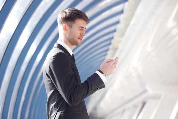 Uomo Affari Guardando Suo Smartphone Edificio Moderno — Foto Stock