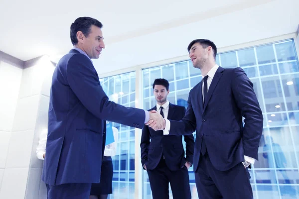 Gente Negocios Dándose Mano Terminando Una Reunión Oficina — Foto de Stock