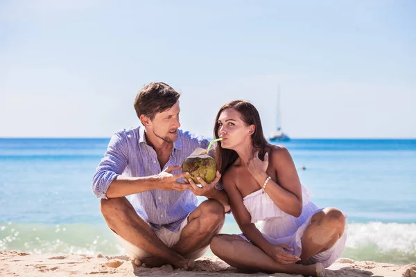 Fröhliches Paar Sitzt Strand Und Trinkt Kokosmilch — Stockfoto