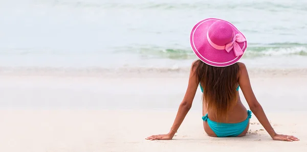 Frau Mit Großem Hut Sitzt Strand Meer — Stockfoto