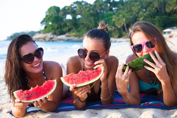 Glücklich Lächelnde Freundinnen Essen Wassermelone Strand — Stockfoto