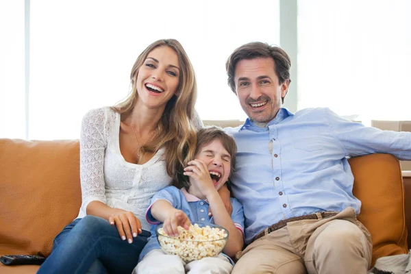 Mooie Jonge Ouders Hun Zoon Kijken Eten Popcorn Glimlachen Terwijl — Stockfoto
