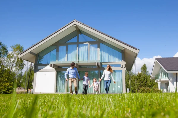 Gelukkig Gezin Met Kinderen Rennend Gazon Buurt Van Hun Huis — Stockfoto