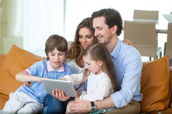 Retrato Familia Feliz Con Dos Niños Sentados Sofá Uso Tableta —  Fotos de Stock