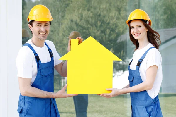 Trabajadores Construcción Mostrando Símbolo Modelo Casa Sonrisa Amistosa — Foto de Stock