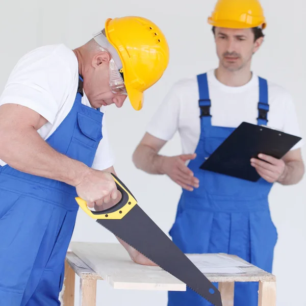 Trabajador Trabaja Con Sierra Mano Capataz Fondo — Foto de Stock