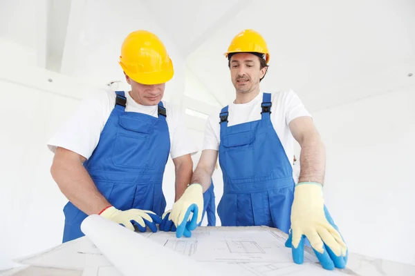 Trabalhadores Construção Civil Com Projecto Conceito Trabalho Equipa — Fotografia de Stock