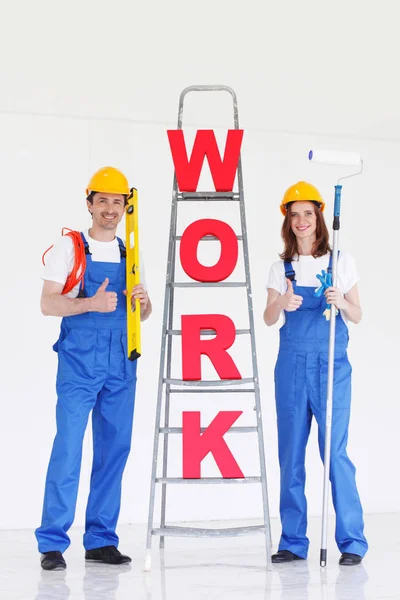 Casal Feliz Uniforme Segurando Ferramentas Escada Com Cartas Trabalho — Fotografia de Stock