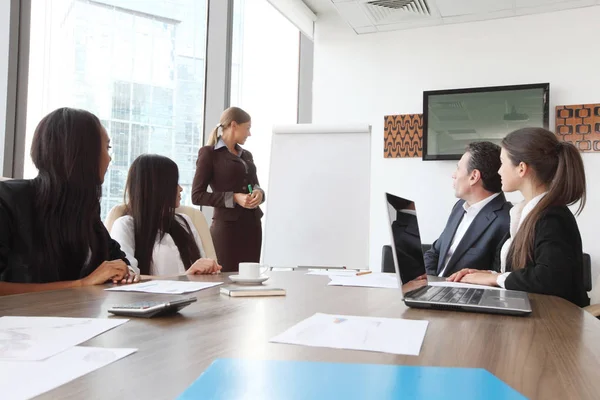 Presntación Negocios Reunión Diversas Personas Alrededor Mesa — Foto de Stock