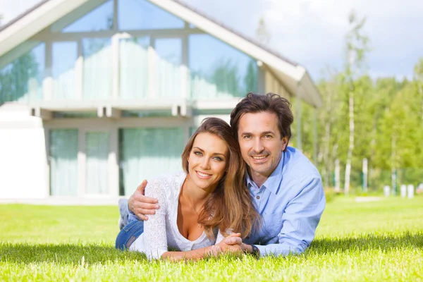 Happy Smiling Couple Laying Home Garden — Stock Photo, Image