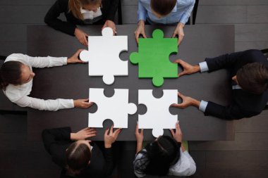 Yapboz, takım desteği ve konsept oluşturan bir grup iş adamı