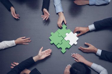 Yapboz, takım desteği ve konsept oluşturan bir grup iş adamı