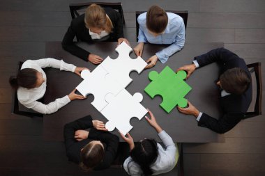 Yapboz, takım desteği ve konsept oluşturan bir grup iş adamı