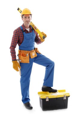 Beyaz arka plan üzerinde izole araçlarıyla dostu genç işçi