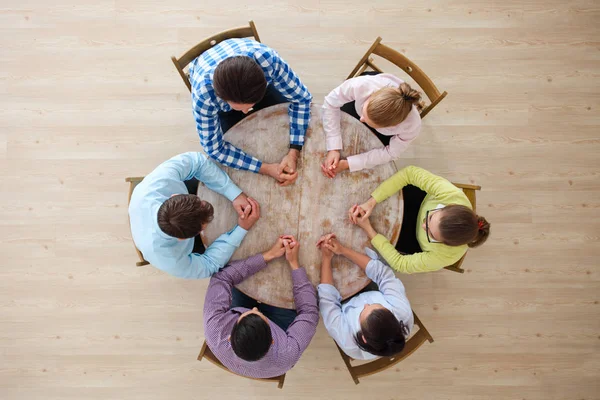多様なチームワークのブレインストーミング会議のコンセプトを起動し 人々はテーブルの周りに座って — ストック写真