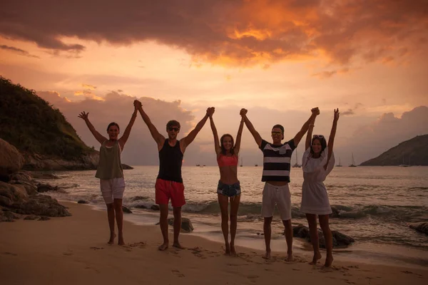 Grupo Personas Felices Con Las Manos Levantadas Playa Atardecer —  Fotos de Stock
