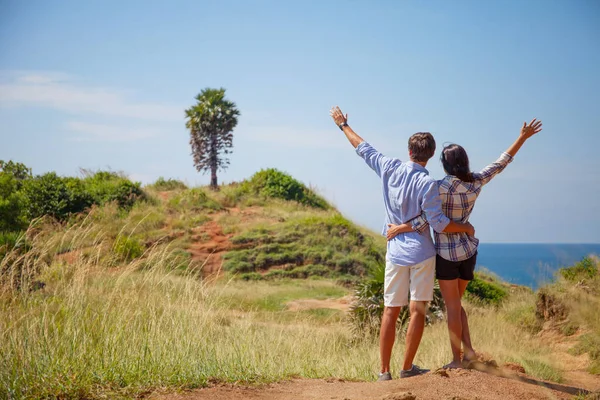 Jovem Casal Com Mãos Levantadas Caminhadas Colinas Perto Mar — Fotografia de Stock