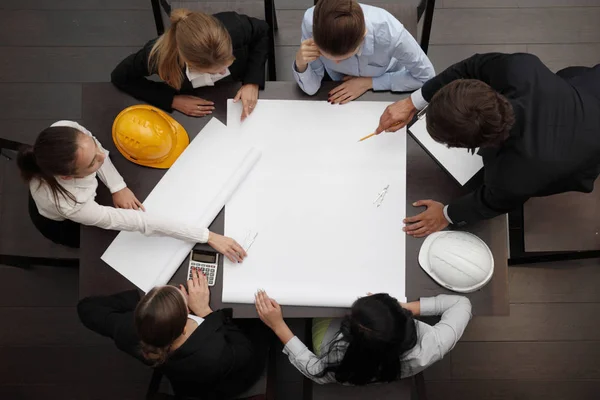 Vista Dall Alto Delle Persone Intorno Tavolo Riunione Lavoro Costruzione — Foto Stock