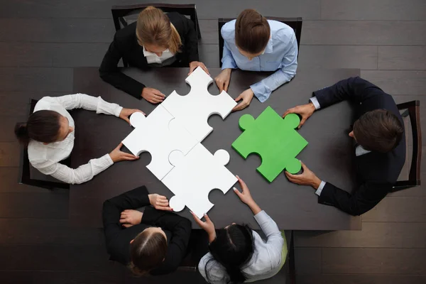 Zakenmensen Die Legpuzzels Teamondersteuning Hulpconcept Elkaar Zetten — Stockfoto