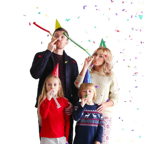 Família Soprando Trompetes Festa Com Confete Celebrando Ano Novo — Fotografia de Stock