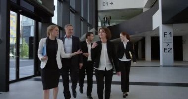 Canlı iş takım birlikte ekip çalışması, beraberlik ve canlılık gösteren office builging içinde yürüyüş