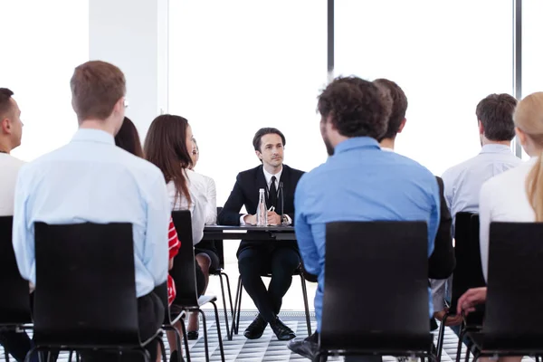 사업상 회의에 일단의 연사들이 마이크로폰 가지고 탁자에 — 스톡 사진