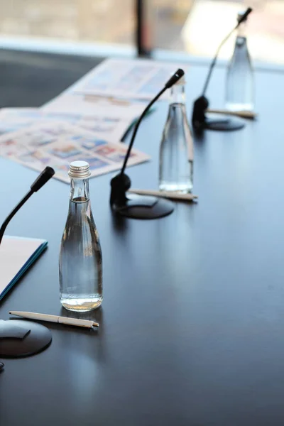 Стол Деловых Встреч Микрофонами Бутылками Воды — стоковое фото