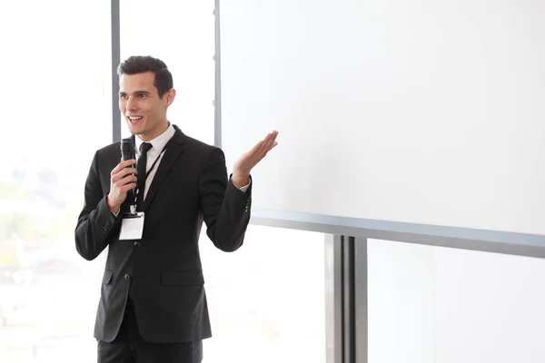 Geschäftsmann Hält Präsentation Auf Leerem Whiteboard Mit Kopierplatz — Stockfoto