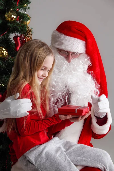 Retrato Una Niña Sonriente Sentada Las Rodillas Santa Claus Cerca — Foto de Stock