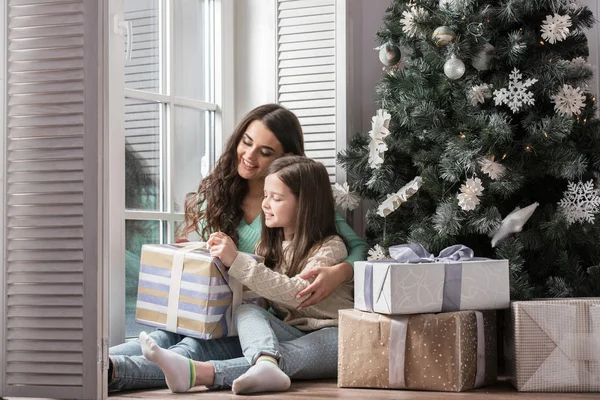 Madre Hija Desenvolviendo Regalo Sentado Suelo Cerca Del Árbol Navidad — Foto de Stock